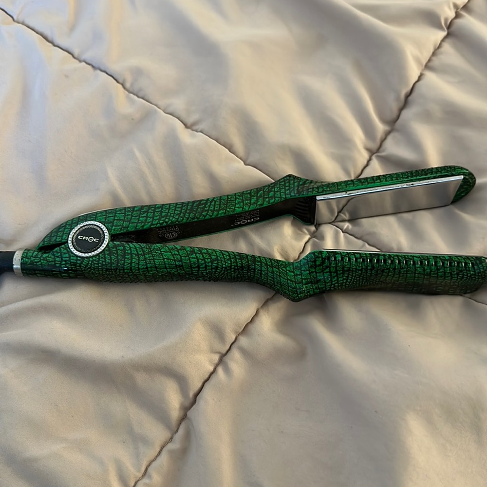 Croc hair straightener